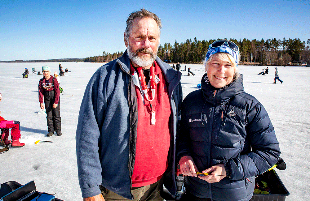 Peo Nilsson från Bergsfiskarna och Sportfiskarnas Eva Nordin Svedlund njöt på isen tillsammans med eleverna från Gällö skola. Foto: Anders Lundin