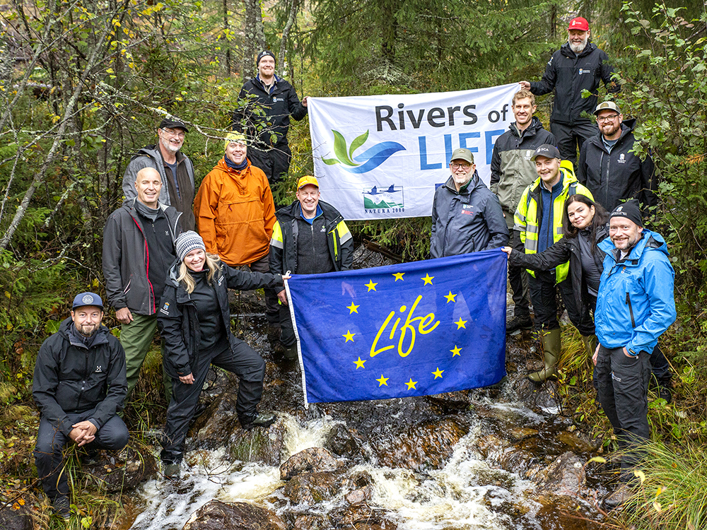 Länge leve vattnet – och alla som jobbar för det. Här är gänget som deltog på den första projektträffen med Rivers Of Life, där bland annat demonstrationsbäcken Fjällbäcken beskådades.