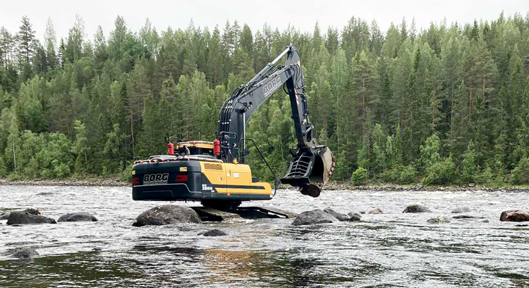 Grävskopa som arbetar i vattnet